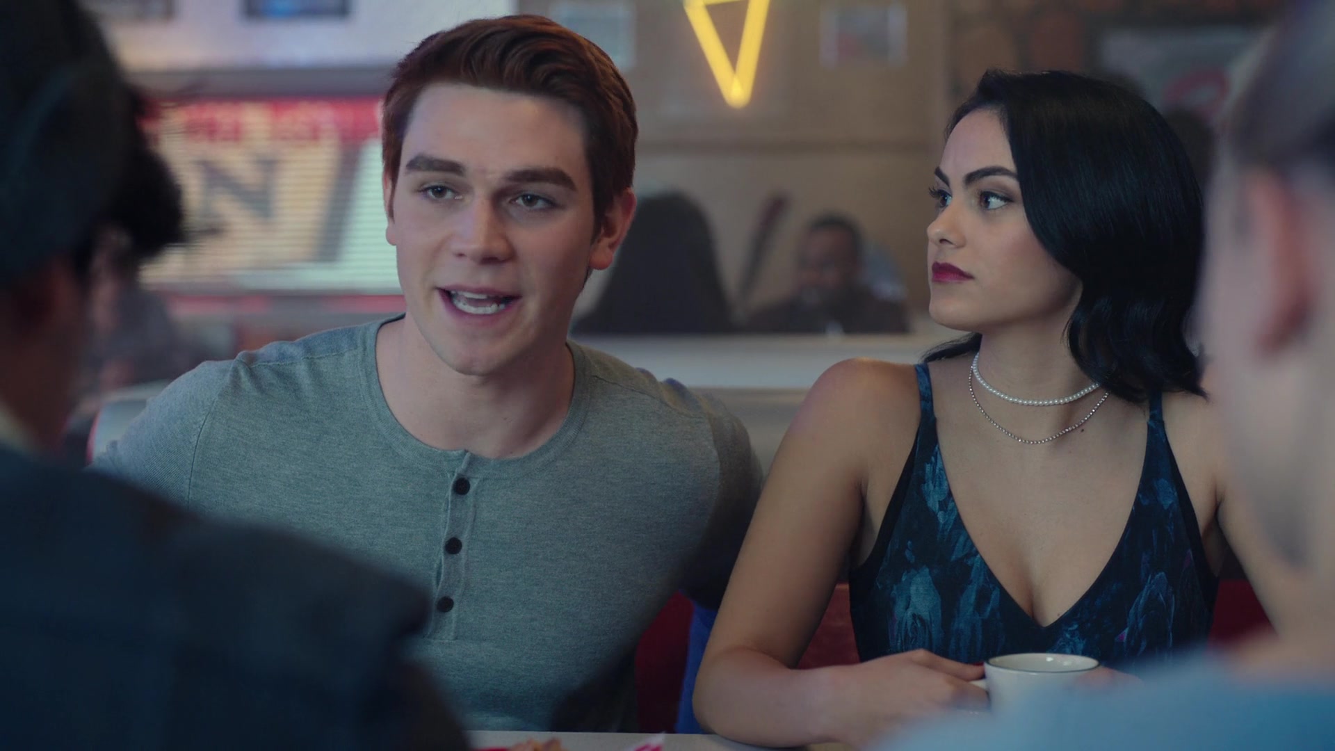 1.08 Chapter Eight: The Outsiders - R108-00507 - Riverdale Screencaps 